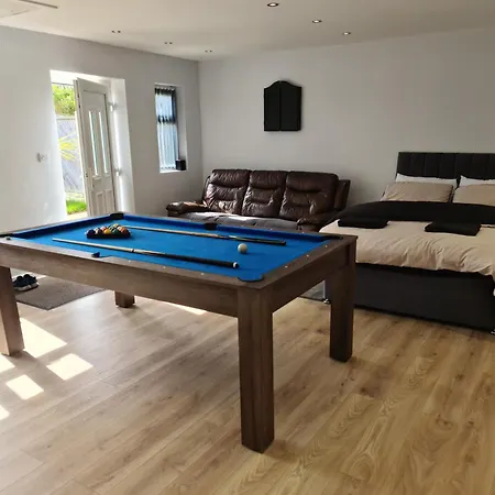 Detached Flat In Leeds, Free Wifi And Parking, Pool Table, 75 Inch Tv, Netflix, Disney Plus Leeds  Esterno foto