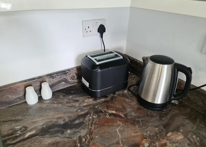 Detached Flat In Leeds, Free Wifi And Parking, Pool Table, 75 Inch Tv, Netflix, Disney Plus