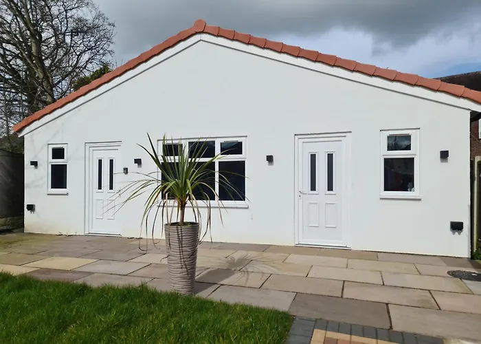 Detached Flat In Leeds, Free Wifi And Parking, Pool Table, 75 Inch Tv, Netflix, Disney Plus