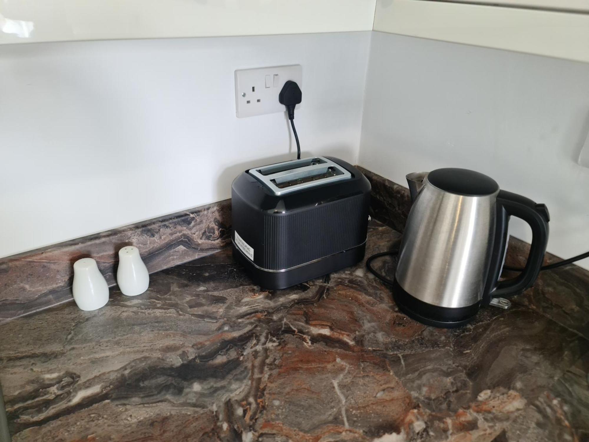 Apartment Detached Flat In Leeds, Free Wifi And Parking, Pool Table, 75 Inch Tv, Netflix, *