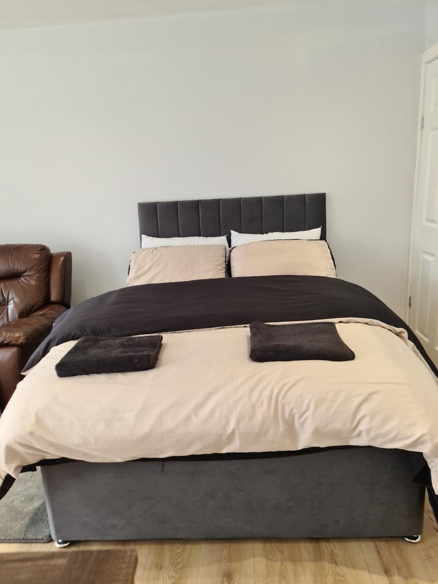 Apartamento Detached Flat In Leeds, Free Wifi And Parking, Pool Table, 75 Inch Tv, Netflix,